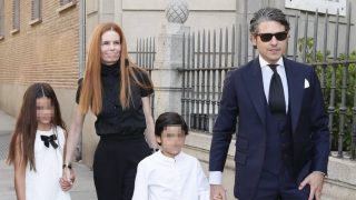 Olivia de Borbón y Julián Porras-Figueroa junto a sus dos hijos. (Foto: Gtres)