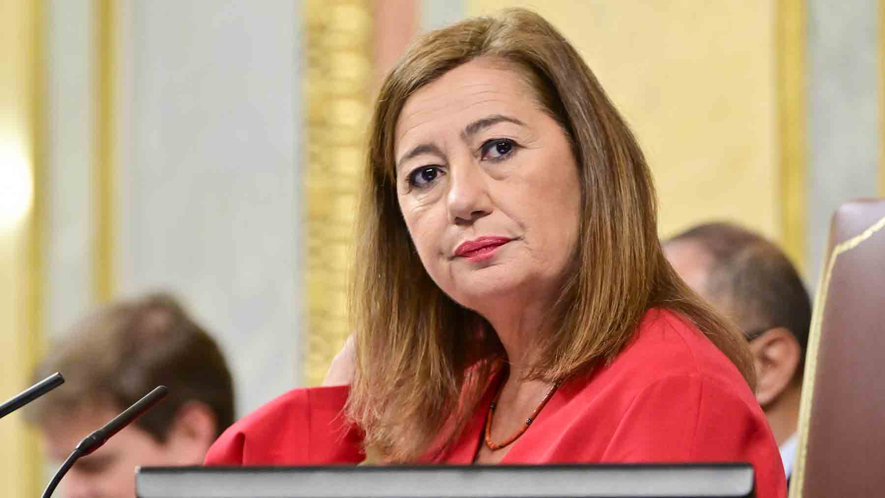 El estilo informal de Francina Armengol: minivestidos, hombros al aire y  sandalias