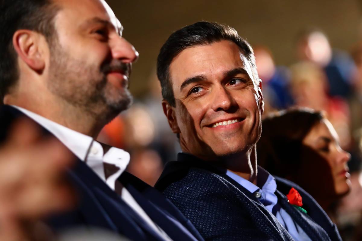 Pedro Sánchez y José Luis Ábalos en el acto final de campaña del Partido Socialista Obrero Español en 2019. (Gtres)