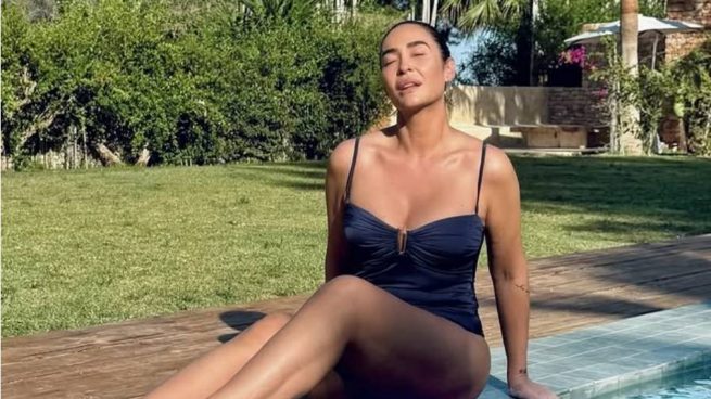 Vicky Martín Berrocal disfrutando de un momento de relax junto a la piscina. (Redes Sociales)