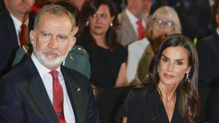 Los Reyes Felipe y Letizia en un acto oficial. (Foto: Gtres)