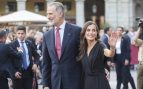 Los Reyes Felipe y Letizia en la Plaza Mayor. (Foto: Gtres)