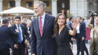 Los Reyes Felipe y Letizia en la Plaza Mayor. (Foto: Gtres)