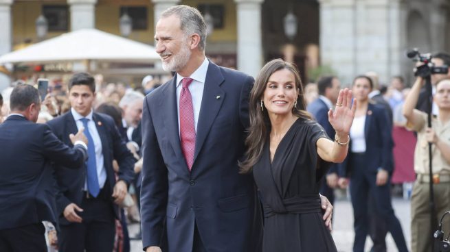 Los Reyes Felipe y Letizia en la Plaza Mayor. (Foto: Gtres)