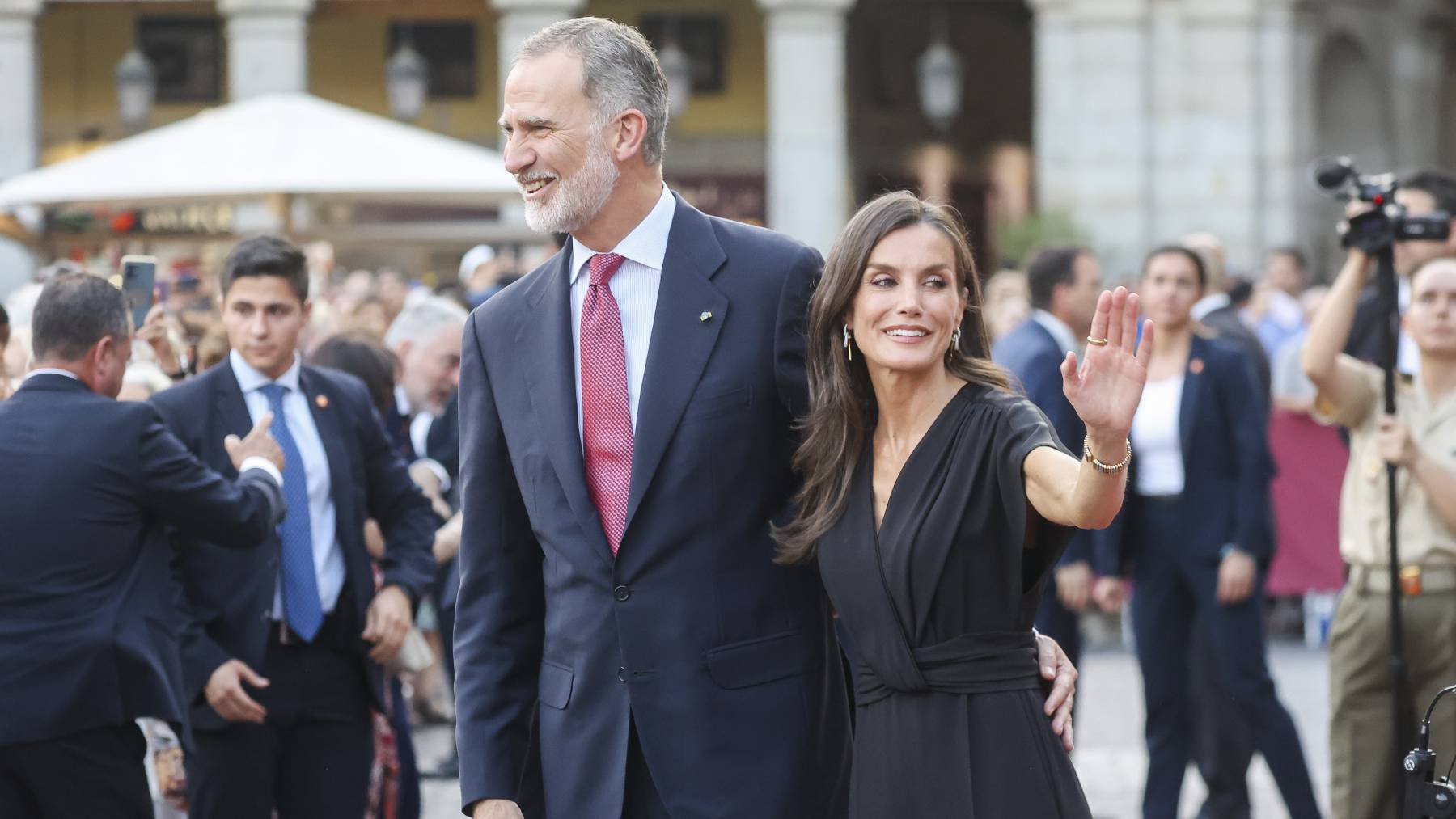 Los Reyes Felipe y Letizia en la Plaza Mayor. (Foto: Gtres)