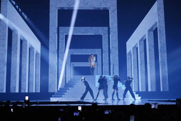 Melody actuando en Eurovisión
