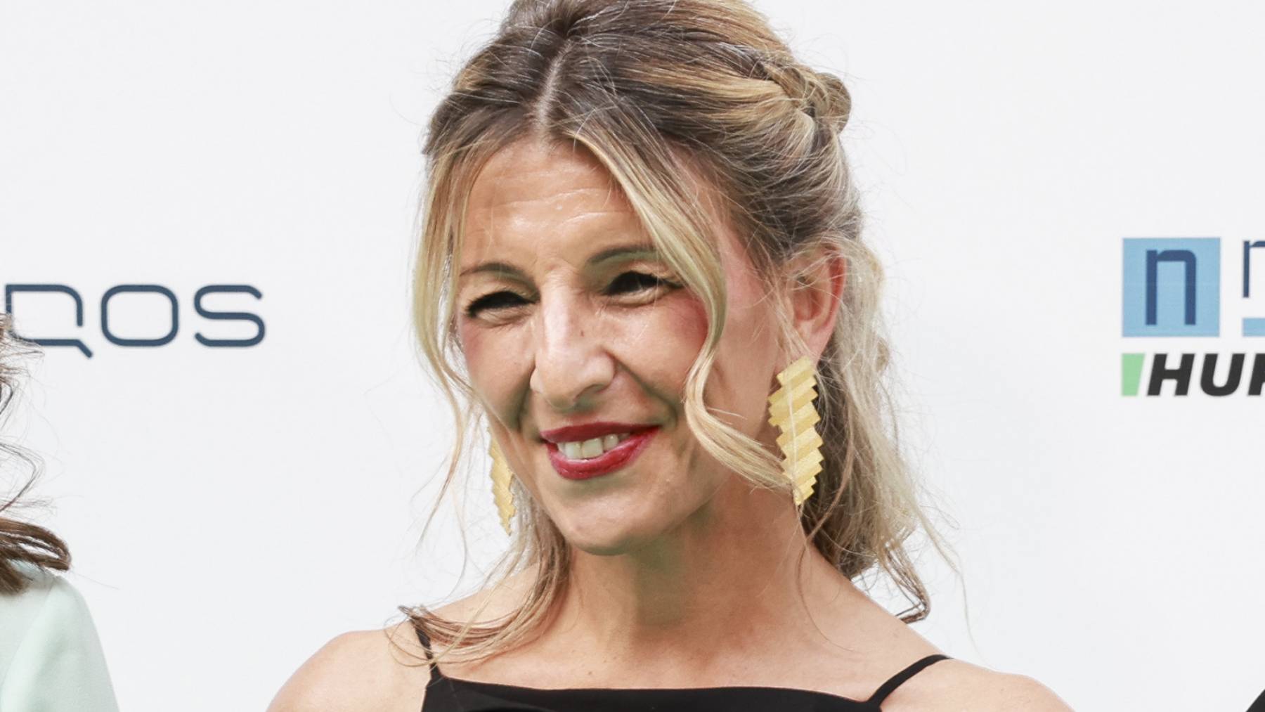 El look de Yolanda Díaz en el Teatro Real: tacones de aguja y un maxi lazo