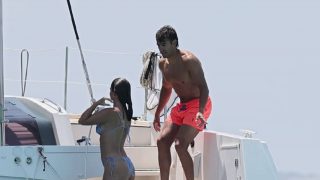 Laura Escanes y Joan Verdú en Ibiza. (Foto: Gtres)