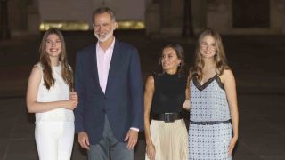 Los Reyes y sus hijas juntos. (Foto: Gtres)
