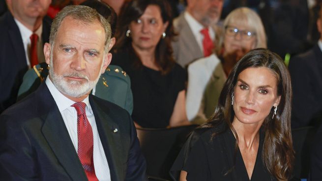 Los Reyes Felipe y Letizia en un acto oficial. (Foto: Gtres)