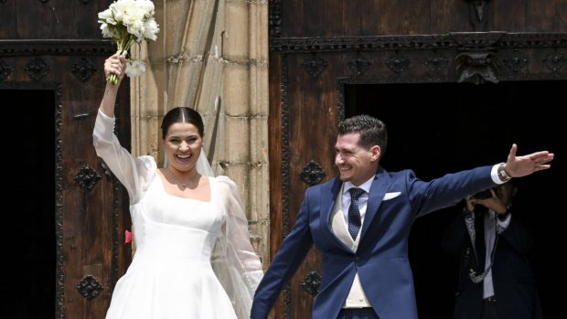 Lorena Elorriaga y Chema Esteban Ortega en su boda. (Foto: Gtres)