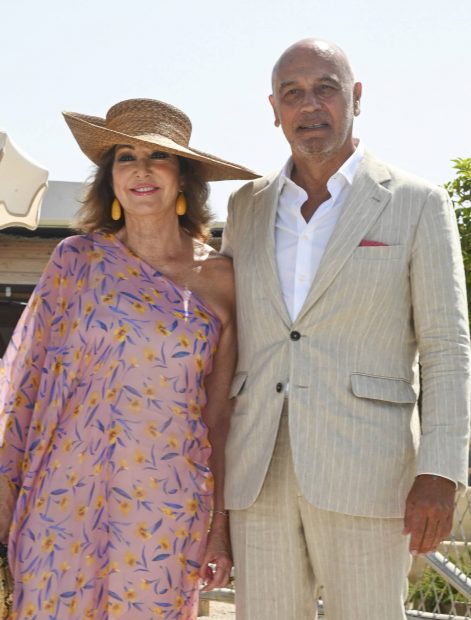 Ana Rosa Quintana y Juan Muñoz en la boda de Álvaro Rojo. (Foto: Gtres)