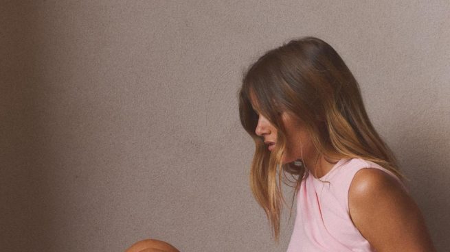 Está en 3 colores y cuesta menos de 17 euros: el vestido de Zara que hace tipazo a las bajitas