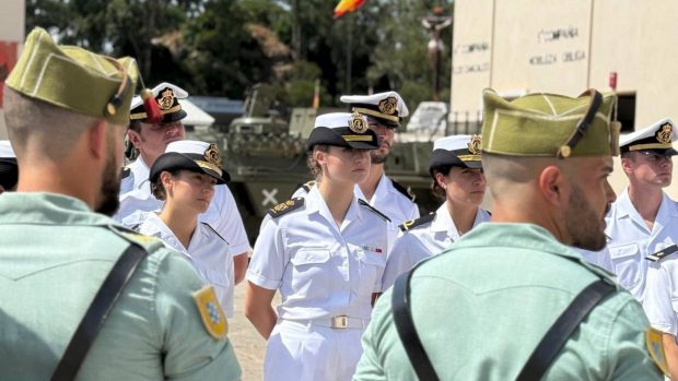La princesa Leonor junto a algunos legionarios en Ceuta. (Foto: EFE)