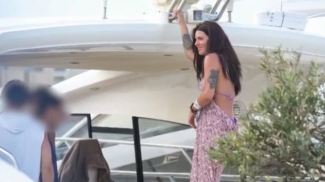 Laura Matamoros en un barco en Ibiza. (Foto: Gtres)