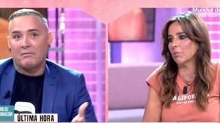 Reencuentro de Dinio García con Carmen Alcayde. (Foto: Telecinco)