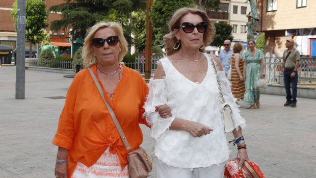 Carmen Borrego junto a una amiga en Móstoles. (Foto: Gtres)