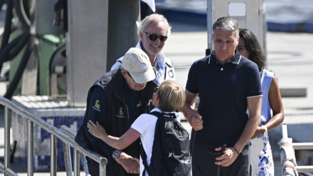 Juan Carlos I recibiendo un beso de su ahijado. (Foto: Gtres)
