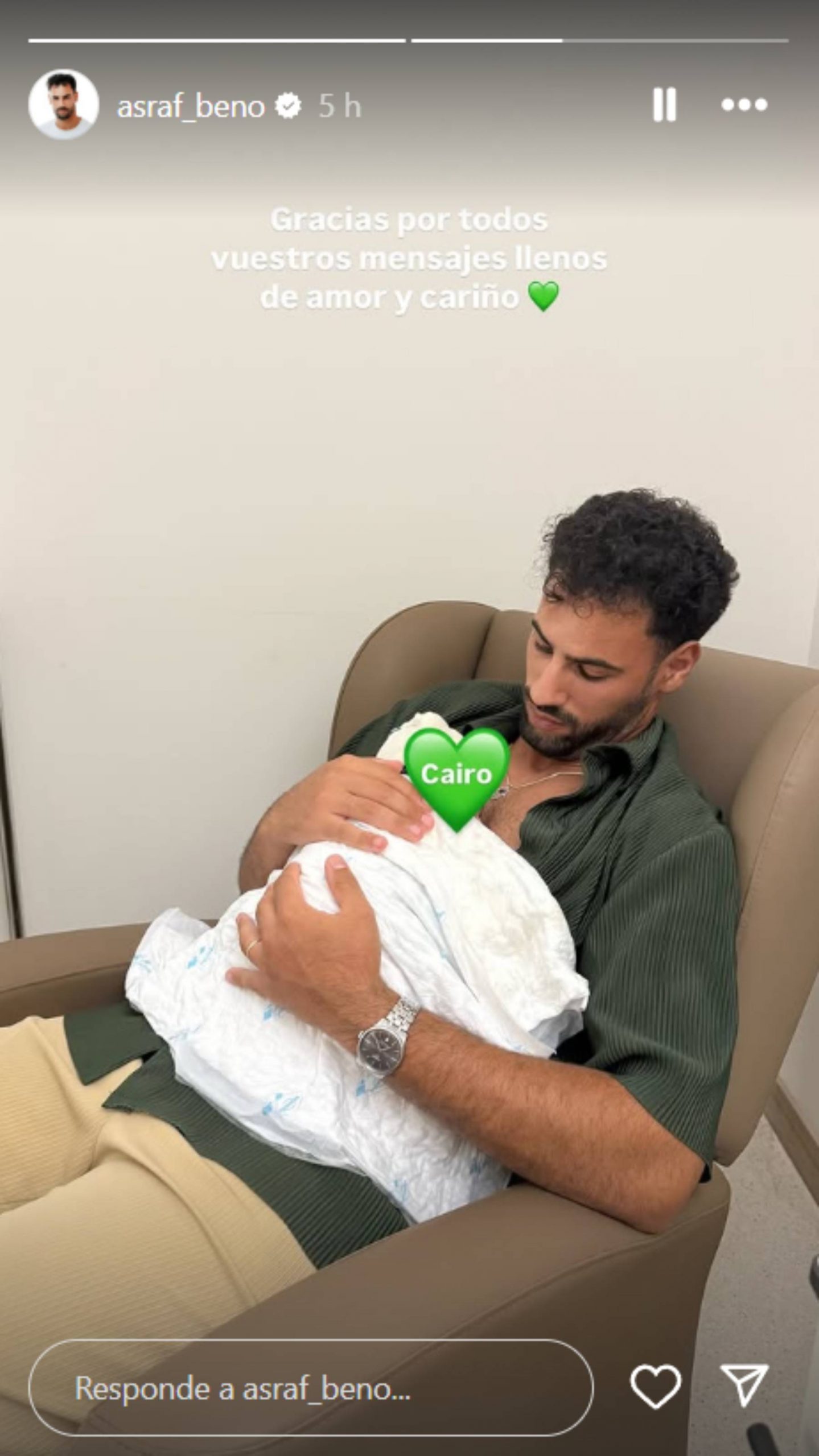 Asraf Beno junto a su hijo en el hospital. (Foto: Instagram)
