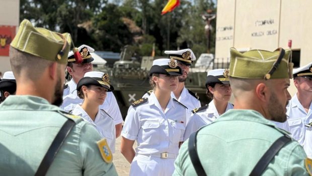 Leonor junto a los legionarios en el acuartelamiento de Ceuta. (Foto: EFE)