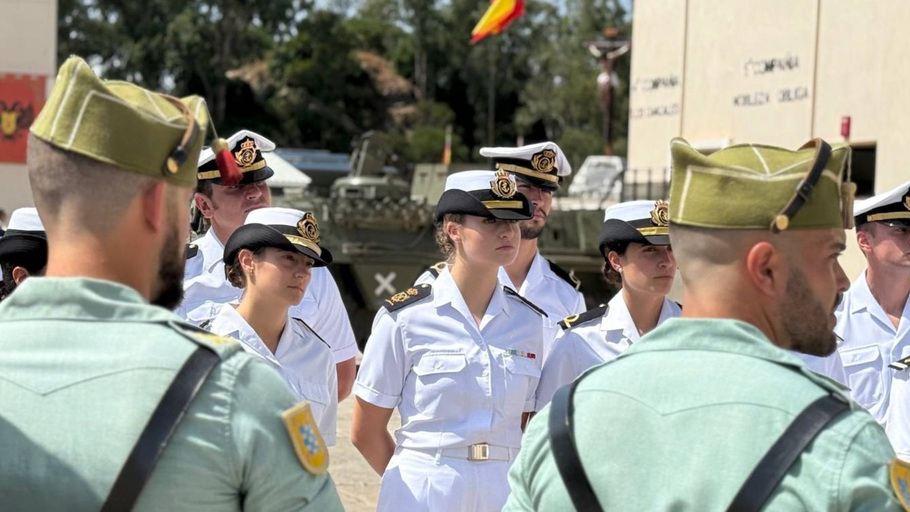Leonor junto a los legionarios en el acuartelamiento de Ceuta. (Foto: EFE)