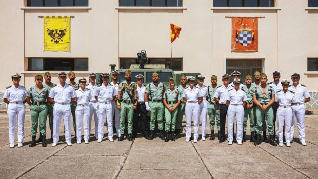 Leonor junto a los legionarios en el acuartelamiento de Ceuta. (Foto: EFE)