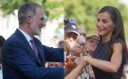 El Rey Felipe VI y la Reina Letizia en Badia del Vallès. (Foto: Gtres)