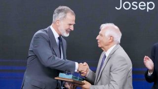 El Rey Felipe VI en un acto con Josep Borrell. (Foto: Gtres)