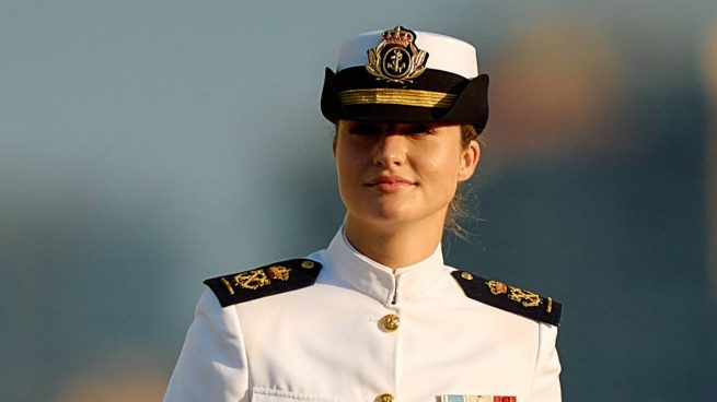 La princesa Leonor con el uniforme de marina. (Foto: Gtres)