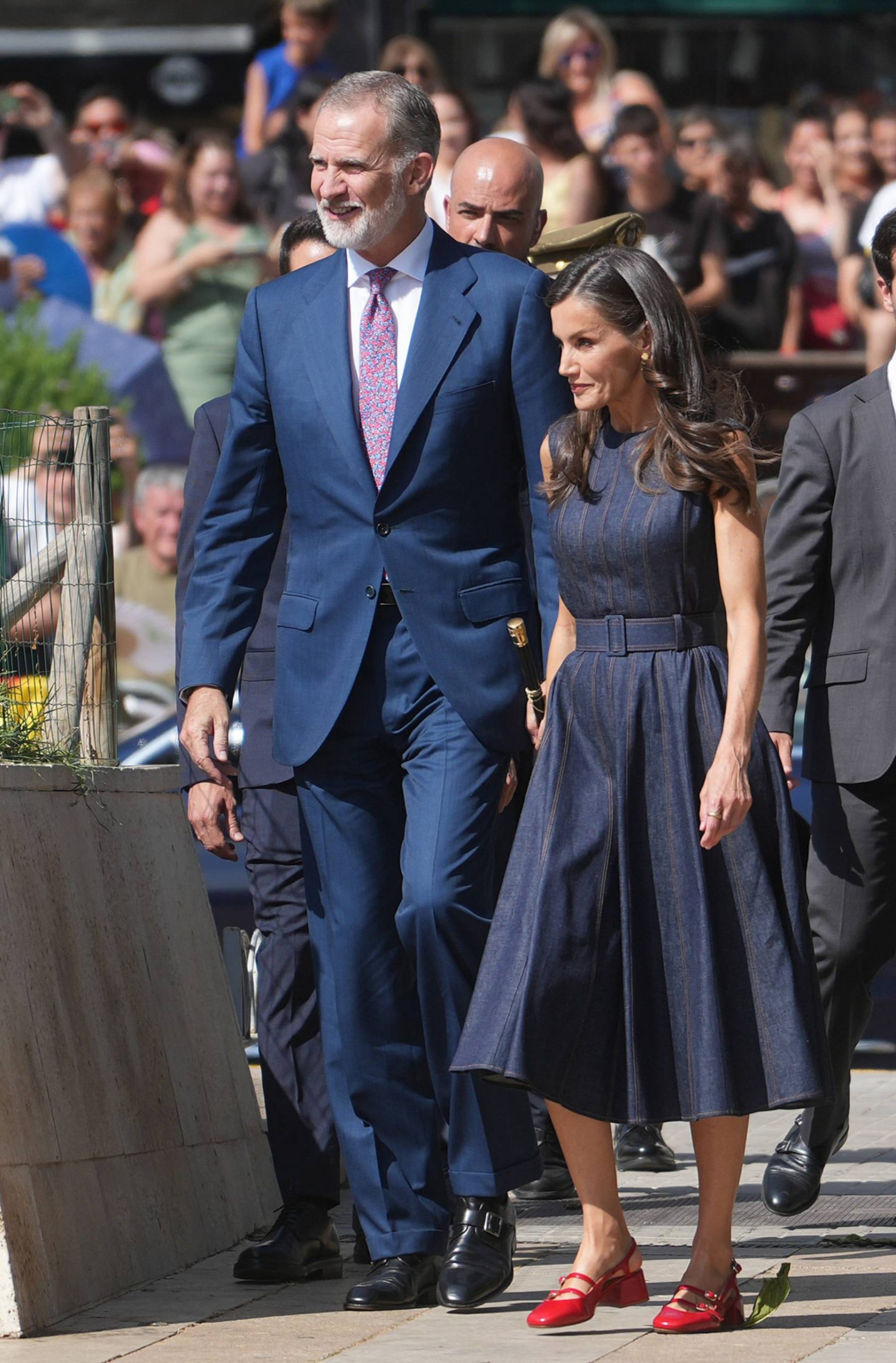 El Rey Felipe VI y la Reina Letizia en Badia del Vallès. (Foto: Gtres)