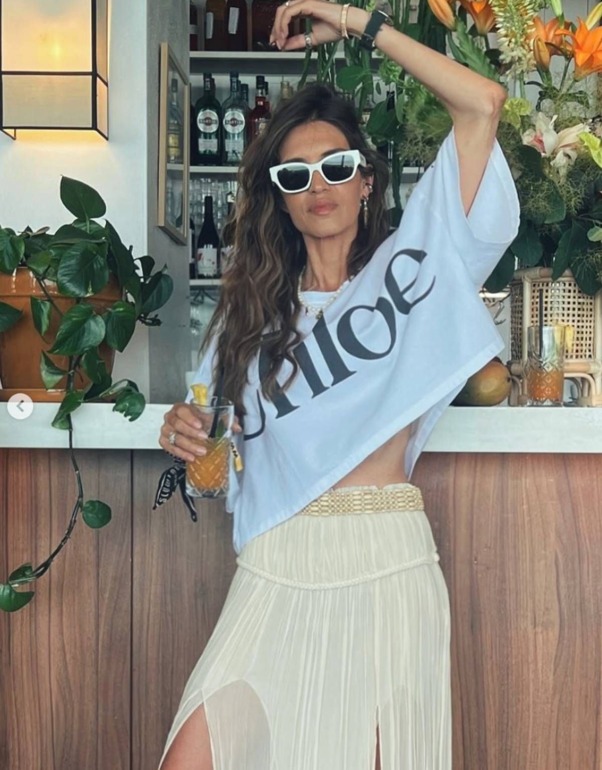 Sara Carbonero con gafas de sol blancas estilo retro, camiseta oversize de Chloé. (Foto: Redes Sociales) 