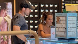Marta López y Alejandro Huerta de compras por Madrid. (Foto: Gtres)