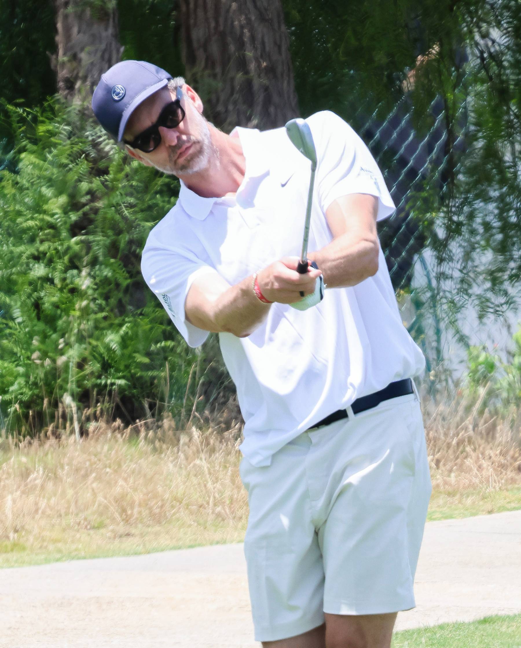 Pau Gasol jugando a golf. (Foto: Gtres)