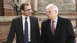 Camilo Villarino con Josep Borrell. (Foto: Gtres)