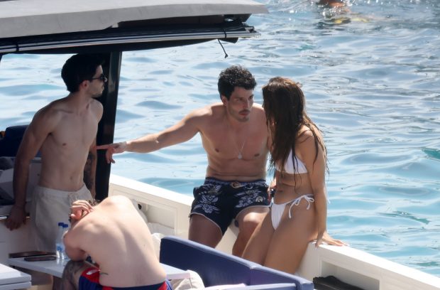 Sebastían Yatra y Lola Índigo en Ibiza. (FOTO: GTRES)
