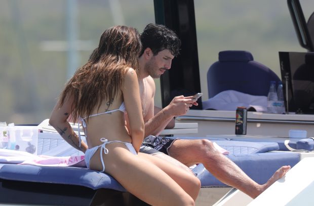 Sebastián Yatra y Lola Índigo en Ibiza. (FOTO: GTRES)