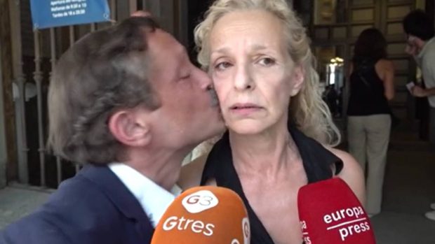 David y Flavia Zarzo se dan un beso que zanja la polémica. (Foto: Gtres)
