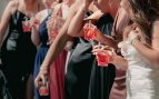 Elegante, ligero y con destellos sutiles: así es el vestido lúrex calado de Mango que está triunfando