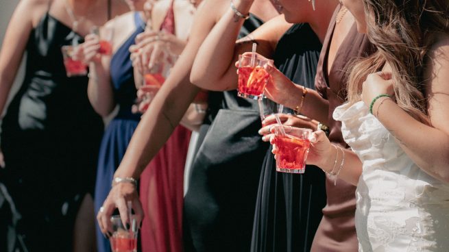 Elegante, ligero y con destellos sutiles: así es el vestido lúrex calado de Mango que está triunfando