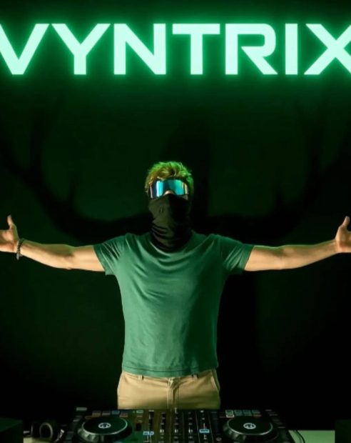 DJ Vyntrix pinchando música electrónica. (Foto: Instagram)