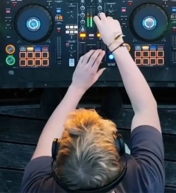 DJ Vyntrix pinchando música electrónica. (Foto: Instagram)