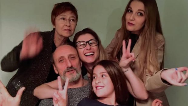 José Luis Gil junto a varios miembros de su familia. (Foto: Instagram)