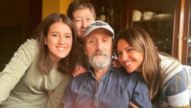 José Luis Gil junto a varios miembros de su familia. (Foto: Instagram)