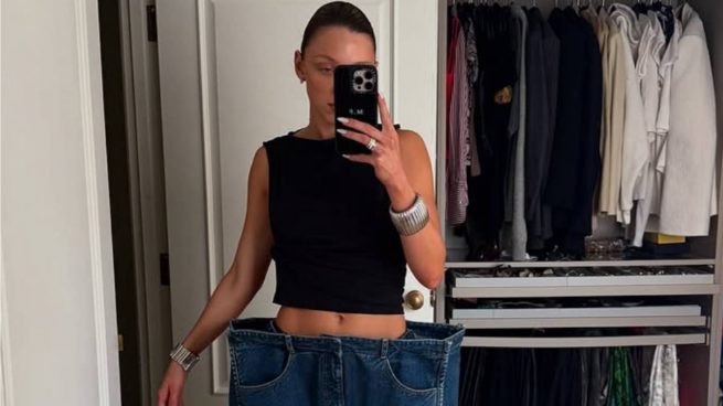 La influencer Mary Furtas se suma a la tendencia más geométrica: posa con los vaqueros cúbicos de Kseniaschnaider. (Redes Sociales)
