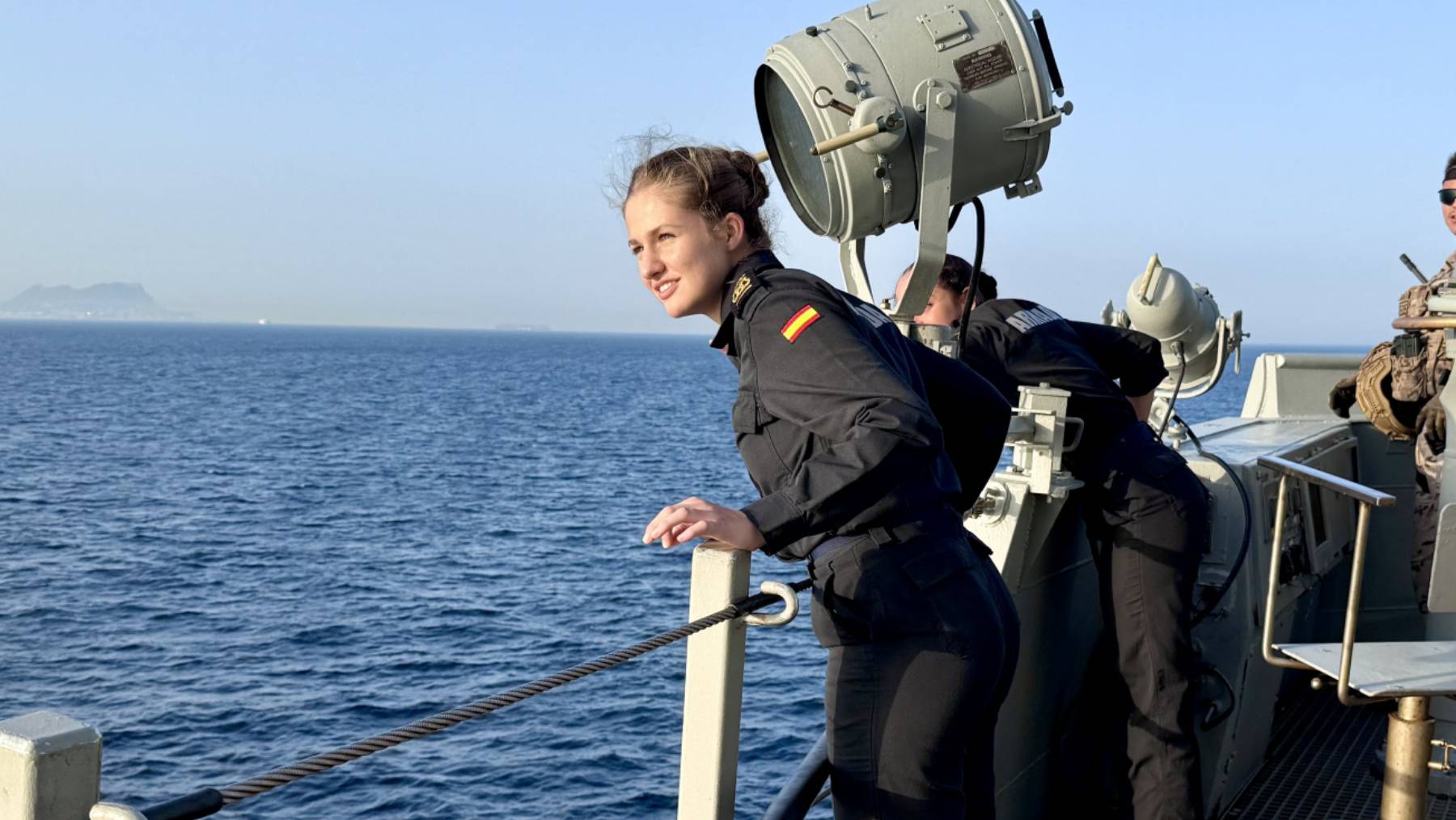 Leonor se despide del Blas de Lezo antes de su llegada a Gijón: tensión, camaradería y fuego real
