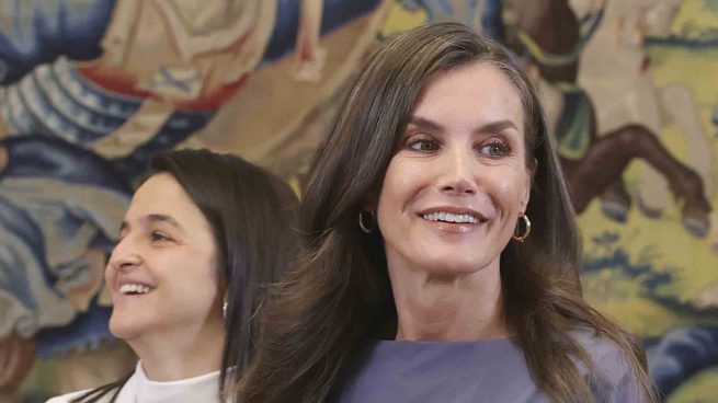 La Reina Letizia eleva su vestido de nido de abeja con los tacones más cómodos