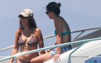 Vanesa Martín y Azahara Margón en Ibiza. (Foto: Gtres)