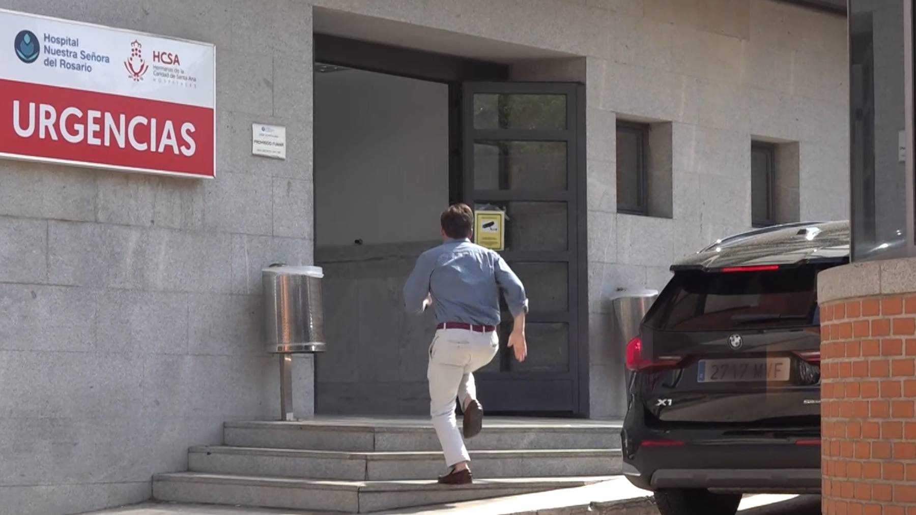 En imágenes: la entrada del alcalde Almeida al hospital, a la carrera, ante el inminente nacimiento de su hijo