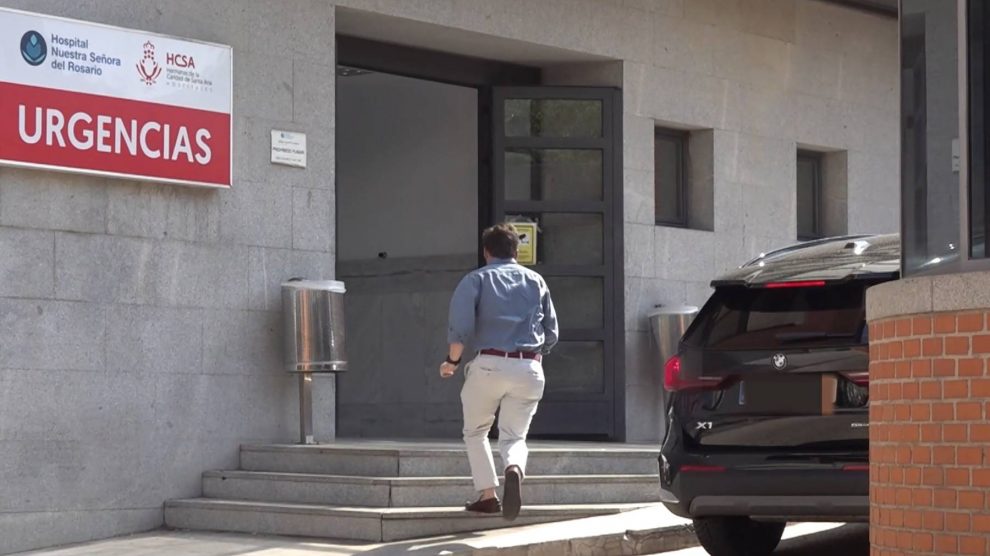En imágenes: la entrada del alcalde Almeida al hospital, a la carrera, ante el inminente nacimiento de su hijo