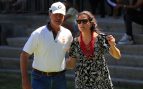 Bárbara Mirjan aparece junto a Cayetano Martínez de Irujo con un vestido negro estampado de flores blancas. (Gtres)